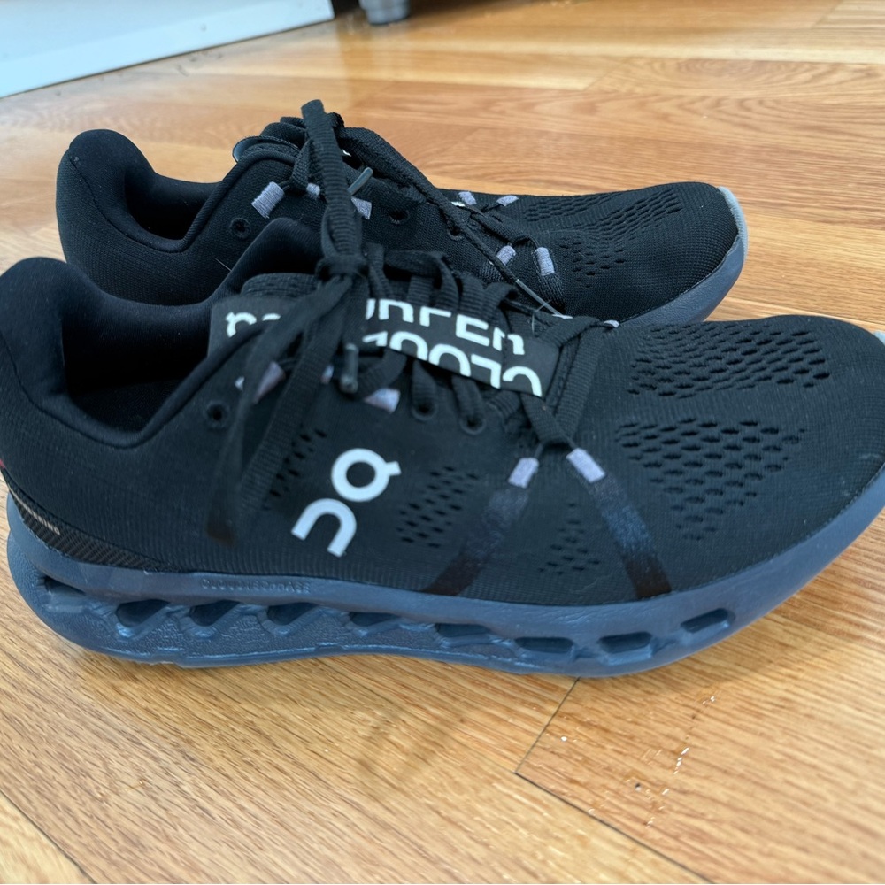 Like New Women’s OnCloud Cloudsurfer Sneakers in size 7M